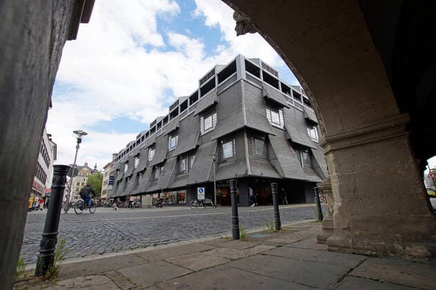 Architektur von Gottfried Böhm Die Filiale des Kaufhauskonzerns Galeria Karstadt Kaufhof GmbH am Gewandhaus in Braunschweig, entworfen von Gottfried Böhm, eingeweiht 1978. *** The branch of the department store group Galeria Karstadt Kaufhof GmbH at the Gewandhaus in Braunschweig, designed by Gottfried Böhm, opened in 1978
