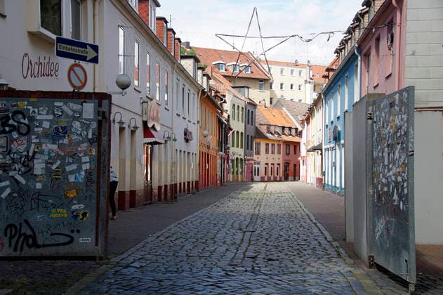 Die Bruchstraße in Braunschweig, eine mit Metalltoren gesicherte Vergnügungsmeile. Wegen der Coronakrise sind die Bars und Bordelle geschlossen.