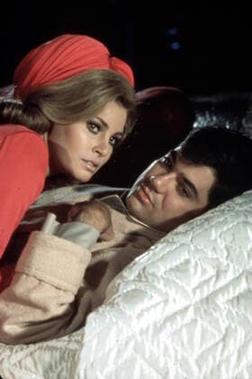 MYRA BRECKINRIDGE RAQUEL WELCH, REX REED Date: 1970. Strictly editorial use only in conjunction with the promotion of the film. Credit line mandatory. This image is copyright of the film company and is supplied under the terms of issue as film still. No commercial or book cover use permitted without prior consent from the film company.  Mandatory credit line: Image courtesy Ronald Grant Archive Mary Evans