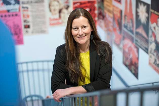 Die Affaere um Drohmails an die hessische Linken-Politikerin Janine Wissler (Foto vom 02.02.2018) wird zu einem Polizeiskandal. Innenminister Peter Beuth (CDU) bestaetigte am Donnerstag (09.07.2020) in Wiesbaden, dass die Fraktionschefin der Linken im hessischen Landtag am Sonntag und Montag zwei weitere mit «NSU 2.0» gezeichnete Drohmails mutmasslicher Rechtsextremisten bekommen hat. Persoenliche Informationen ueber die Politikerin waren zuvor aus einem Wiesbadener Polizeicomputer abgerufen worden. Beuth aeusserte sich veraergert, dass ihn das Landeskriminalamt (LKA) bis Mittwoch nicht darueber informiert hatte. (Siehe epd-Bericht vom 09.07.2020) Linken-Politikerin Janine Wissler