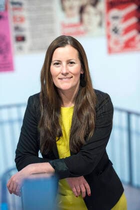 Die Affaere um Drohmails an die hessische Linken-Politikerin Janine Wissler (Foto vom 02.02.2018) wird zu einem Polizeiskandal. Innenminister Peter Beuth (CDU) bestaetigte am Donnerstag (09.07.2020) in Wiesbaden, dass die Fraktionschefin der Linken im hessischen Landtag am Sonntag und Montag zwei weitere mit «NSU 2.0» gezeichnete Drohmails mutmasslicher Rechtsextremisten bekommen hat. Persoenliche Informationen ueber die Politikerin waren zuvor aus einem Wiesbadener Polizeicomputer abgerufen worden. Beuth aeusserte sich veraergert, dass ihn das Landeskriminalamt (LKA) bis Mittwoch nicht darueber informiert hatte. (Siehe epd-Bericht vom 09.07.2020) Linken-Politikerin Janine Wissler