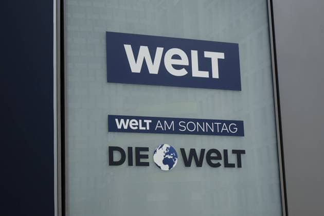 Schild der Tageszeitung Welt Schild der Tageszeitung Welt, 04.07.2020, Kreuzberg, Berlin, Die Welt ist eine Tageszeitung des Springerverlages. *** Sign of the daily newspaper Welt Sign of the daily newspaper Welt, 04 07 2020, Kreuzberg, Berlin, Die Welt is a daily newspaper published by Springer Verlag