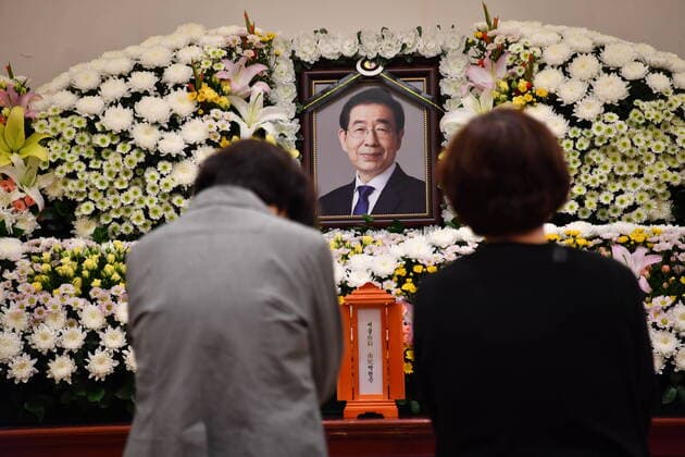 Bilder des Jahres 2020, News 07 Juli News Themen der Woche KW28 News Bilder des Tages (200710) -- SEOUL, July 10, 2020 (Xinhua) -- People mourn for the deceased Seoul Mayor Park Won-soon at the Seoul National University Hospital in Seoul, South Korea, July 10, 2020. The 64-year-old mayor was found dead in the woods of Mount Bugak near his residence around midnight Friday local time. No sign of foul play was found, but the police was investigating the exact cause of his death. (Seoul Metropolitan Government Handout via Xinhua) SOUTH KOREA-SEOUL-MAYOR-MOURNING 