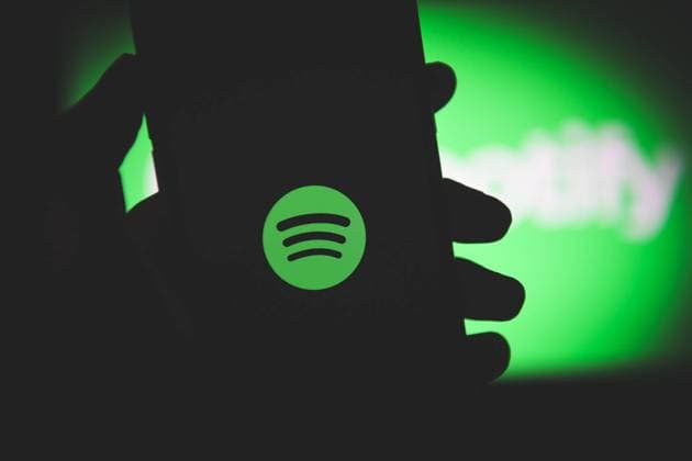 Symbolbilder Spotify, Bundesweite Störung am 10.10.2020 bei der Musikstreaming-App Spotify. Das Logo von Spotify wird auf einem Apple-Smartphone angezeigt. Stuttgart Baden-Württemberg Deutschland Stuttgart *** Symbol images Spotify, nationwide disruption on 10 10 2020 at the music streaming app Spotify The logo of Spotify is displayed on an Apple Smartphone Stuttgart Baden Württemberg Germany Stuttgart Copyright: xonw-images.de MariusxBullingx