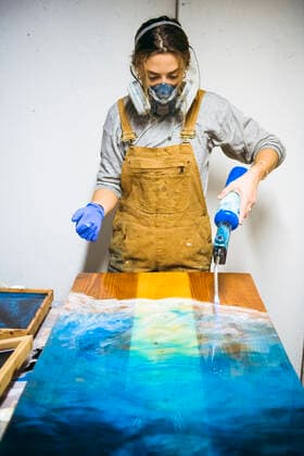 Female resin artist using blowtorch to perfect artwork South Kingstown, RI, United States CR_CABR200707-441181-01 ,model released, Symbolfoto