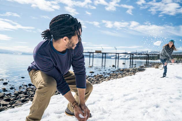 A man and woman have a snowball fight near a pier in South Lake Tahoe, CA United States, California, South Lake Tahoe CR_FGUQ200708J-301218-01 ,model released, Symbolfoto