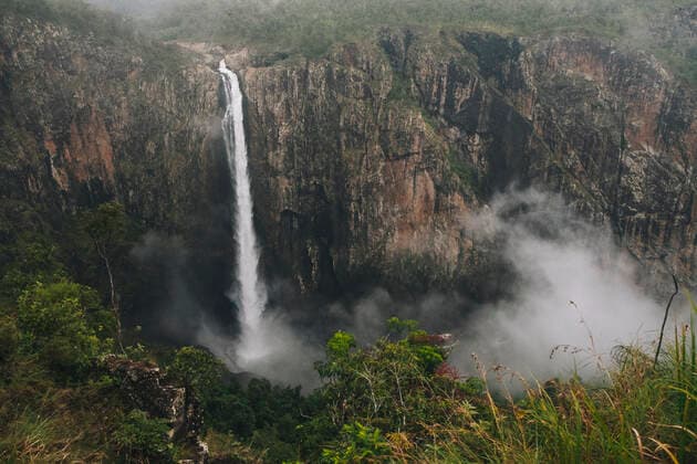 IMAGO Nature: Unsere Erde, Naturschutz, Naturschutzgebiete in Ozeanien Wallaman Falls 268 meter drop on a foggy day, Queensland, Australia. Wallaman, QLD, Australia CR_JALO200630-432820-01