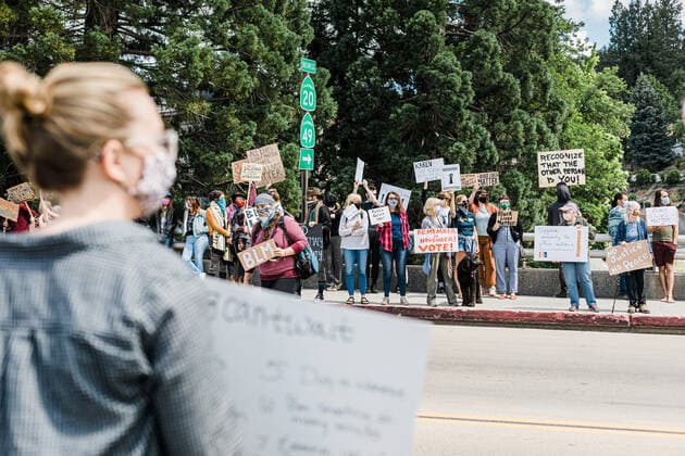 IMAGO Creative, Mainstream-Aktivismus Peaceful Demonstration in Rural Small Town, California BLM Protest Nevada City, CA, United States CR_LEVO200628-427487-01 EDITORIAL USE ONLY