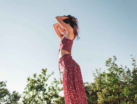 IMAGO Creative: Clickbait, Modetrends brunette girl with arms on head dressed in long red dress against blue Burgos, CL, Spain CR_NELA200703D-442149-01 ,model released, Symbolfoto