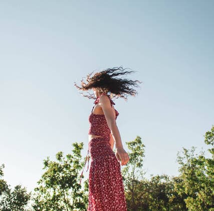 brunette girl moving hair with long summer dress against blue sky Burgos, CL, Spain CR_NELA200703D-442155-01 ,model released, Symbolfoto