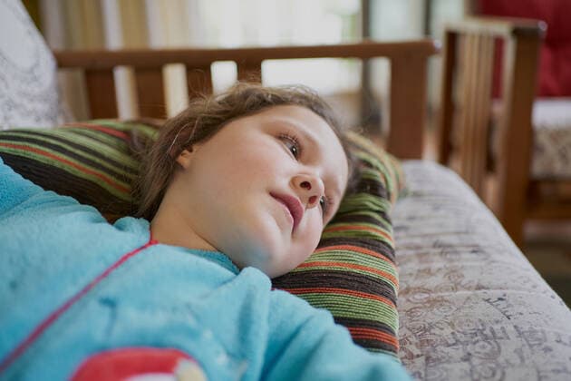 Little girl resting on sofa Zaragoza, Aragon, Spain CR_SEBO200707A-402372-01 ,model released, Symbolfoto