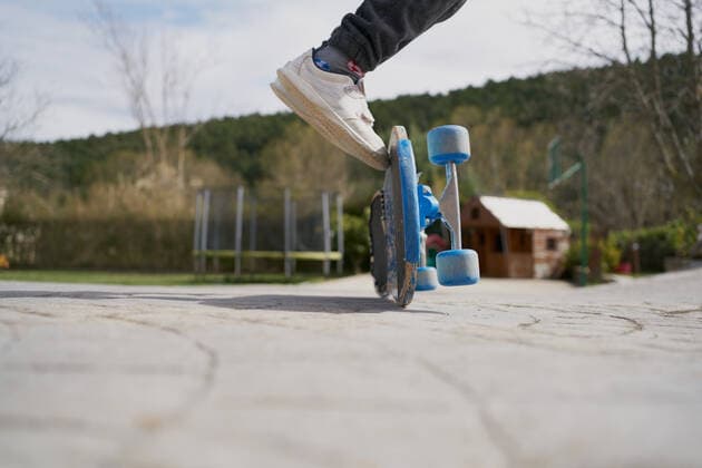 IMAGO Creative, Jahreszeit Herbst, Ferien Crop kid in sneakers riding shabby skateboard on asphalt path Zaragoza, Aragon, Spain CR_SEBO200707A-402423-01 ,model released, Symbolfoto