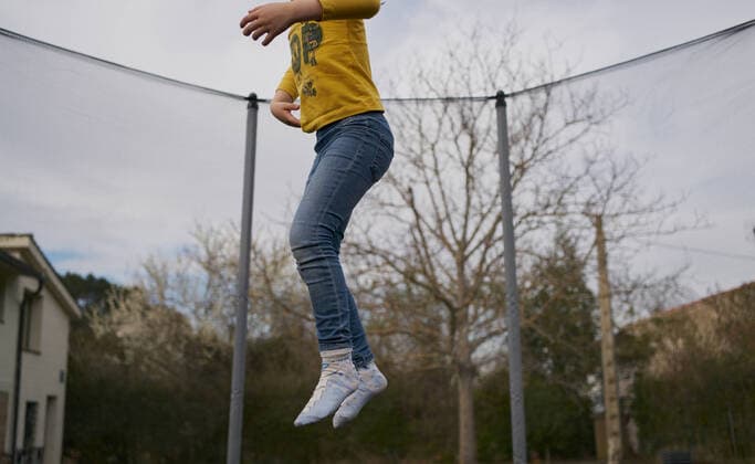 A girl in casual clothes jumping on a trampoline Zaragoza, Aragon, Spain CR_SEBO200707A-402505-01 ,model released, Symbolfoto