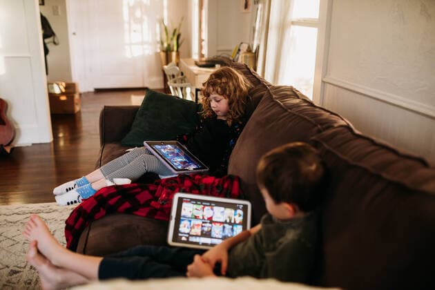 IMAGO Creative, Jahreszeit Herbst, Ferien IMAGO Creative, Jahreszeit Herbst, Ferien Young sister and brother watching movies on tablets while home sick Fort Worth, TX, United States CR_TAHI200701-413813-01 ,model released, Symbolfoto
