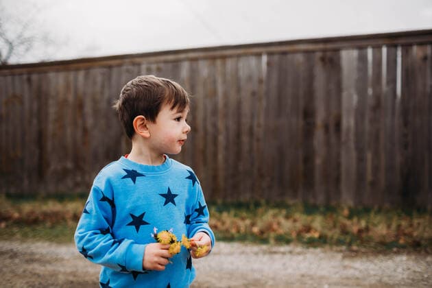 IMAGO Creative, Ostern, Bräuche, Osterspaziergang Young boy holding yellow flowers on walk outside on a cloudy day Fort Worth, TX, United States CR_TAHI200701-413878-01 ,model released, Symbolfoto