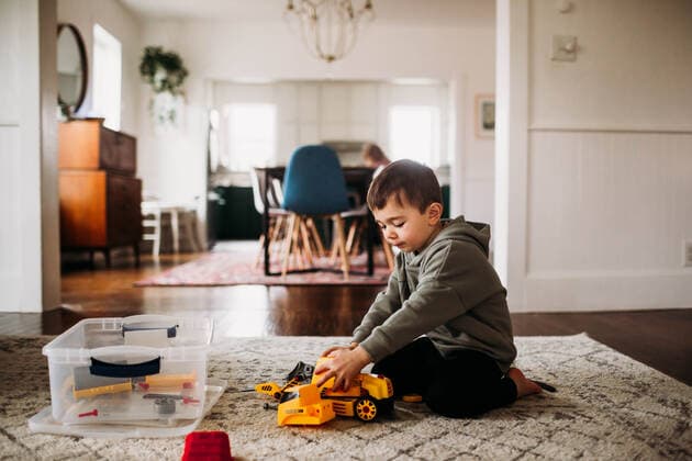IMAGO Creative: Jahreszeit Winter, Fantasievoll drinnen spielen Toddler boy sitting inside putting together toy tractor Fort Worth, TX, United States CR_TAHI200701-413927-01 ,model released, Symbolfoto