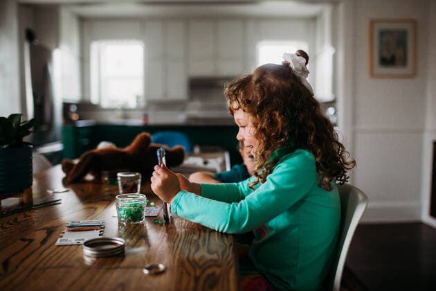 Young girl video chatting with friend on cell phone at home Fort Worth, TX, United States CR_TAHI200701-413953-01 ,model released, Symbolfoto