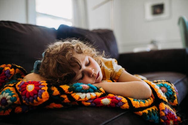 Young girl tired and sleeping on couch during the day Fort Worth, TX, United States CR_TAHI200701-413965-01 ,model released, Symbolfoto