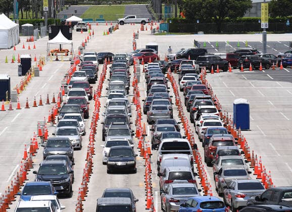 Coronavirus in den USA, Drive-Through-Test in Miami Beach, Florida MIAMI BEACH, FL - JULY 10: Cars wait in line at the Coronavirus (COVID-19) drive up testing site set up at the Miami Beach Convention Center as Florida shatters records with over 11K new COVID-19 cases in single day on July 10, 2020 in Miami Beach, Florida. Copyright: xmpi04 MediaPunchx