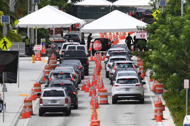 Coronavirus in den USA, Eindrücke aus Florida MIAMI BEACH, FL - JULY 10: Cars wait in line at the Coronavirus (COVID-19) drive up testing site set up at the Miami Beach Convention Center as Florida shatters records with over 11K new COVID-19 cases in single day on July 10, 2020 in Miami Beach, Florida. Copyright: xmpi04 MediaPunchx