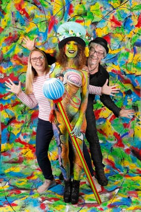 Das World Bodypaiting Festival 2020 fand aufgrund der Corona-Pandemie online statt. Unter dem vorgegebenen Motto Psychedelic Circus verwandelte BodyArt-Künstler Jörg Düsterwald (mit Backstage Assistentin Wiebke) sein Model Lena in einen psychedelischen Mad Hatter. Hameln, 10.07.2020