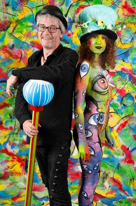 Das World Bodypaiting Festival 2020 fand aufgrund der Corona-Pandemie online statt. Unter dem vorgegebenen Motto Psychedelic Circus verwandelte BodyArt-Künstler Jörg Düsterwald sein Model Lena in einen psychedelischen Mad Hatter. Hameln, 10.07.2020