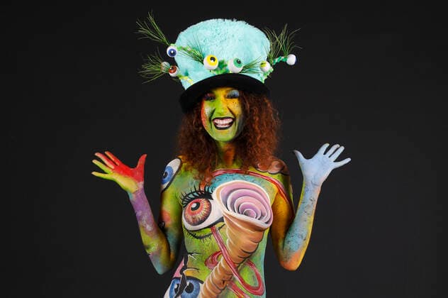 Das World Bodypaiting Festival 2020 fand aufgrund der Corona-Pandemie online statt. Unter dem vorgegebenen Motto Psychedelic Circus verwandelte BodyArt-Künstler Jörg Düsterwald sein Model Lena in einen psychedelischen Mad Hatter. Hameln, 10.07.2020