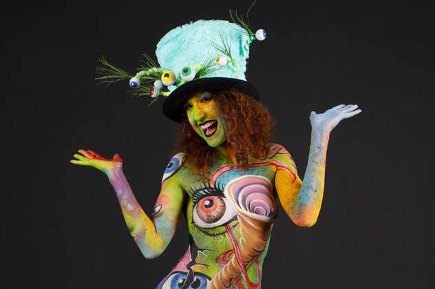 Das World Bodypaiting Festival 2020 fand aufgrund der Corona-Pandemie online statt. Unter dem vorgegebenen Motto Psychedelic Circus verwandelte BodyArt-Künstler Jörg Düsterwald sein Model Lena in einen psychedelischen Mad Hatter. Hameln, 10.07.2020