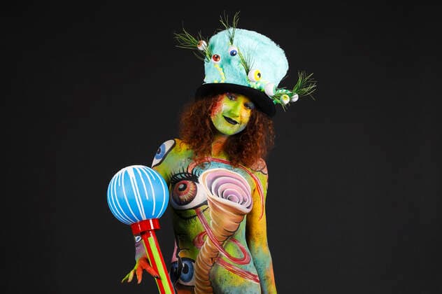 Das World Bodypaiting Festival 2020 fand aufgrund der Corona-Pandemie online statt. Unter dem vorgegebenen Motto Psychedelic Circus verwandelte BodyArt-Künstler Jörg Düsterwald sein Model Lena in einen psychedelischen Mad Hatter. Hameln, 10.07.2020