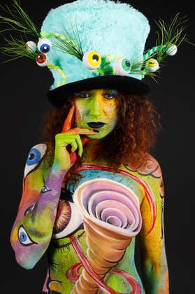 Das World Bodypaiting Festival 2020 fand aufgrund der Corona-Pandemie online statt. Unter dem vorgegebenen Motto Psychedelic Circus verwandelte BodyArt-Künstler Jörg Düsterwald sein Model Lena in einen psychedelischen Mad Hatter. Hameln, 10.07.2020