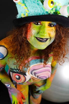 Das World Bodypaiting Festival 2020 fand aufgrund der Corona-Pandemie online statt. Unter dem vorgegebenen Motto Psychedelic Circus verwandelte BodyArt-Künstler Jörg Düsterwald sein Model Lena in einen psychedelischen Mad Hatter. Hameln, 10.07.2020