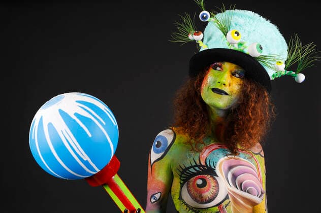 Das World Bodypaiting Festival 2020 fand aufgrund der Corona-Pandemie online statt. Unter dem vorgegebenen Motto Psychedelic Circus verwandelte BodyArt-Künstler Jörg Düsterwald sein Model Lena in einen psychedelischen Mad Hatter. Hameln, 10.07.2020