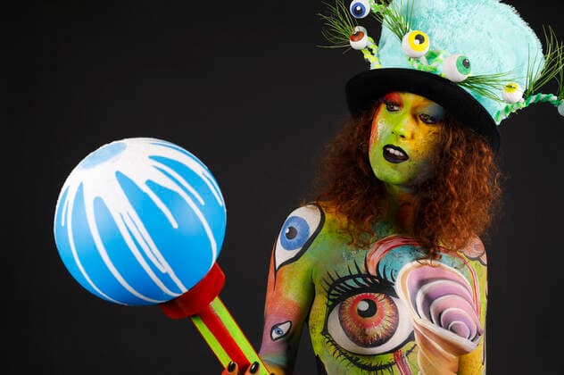 Das World Bodypaiting Festival 2020 fand aufgrund der Corona-Pandemie online statt. Unter dem vorgegebenen Motto Psychedelic Circus verwandelte BodyArt-Künstler Jörg Düsterwald sein Model Lena in einen psychedelischen Mad Hatter. Hameln, 10.07.2020