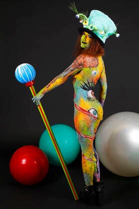 Das World Bodypaiting Festival 2020 fand aufgrund der Corona-Pandemie online statt. Unter dem vorgegebenen Motto Psychedelic Circus verwandelte BodyArt-Künstler Jörg Düsterwald sein Model Lena in einen psychedelischen Mad Hatter. Hameln, 10.07.2020