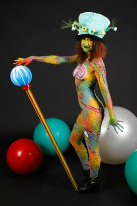 Das World Bodypaiting Festival 2020 fand aufgrund der Corona-Pandemie online statt. Unter dem vorgegebenen Motto Psychedelic Circus verwandelte BodyArt-Künstler Jörg Düsterwald sein Model Lena in einen psychedelischen Mad Hatter. Hameln, 10.07.2020