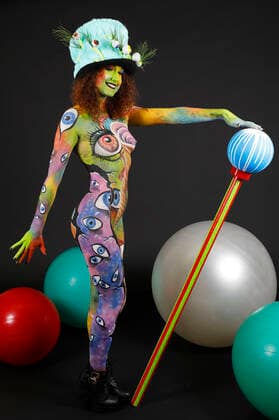 Das World Bodypaiting Festival 2020 fand aufgrund der Corona-Pandemie online statt. Unter dem vorgegebenen Motto Psychedelic Circus verwandelte BodyArt-Künstler Jörg Düsterwald sein Model Lena in einen psychedelischen Mad Hatter. Hameln, 10.07.2020