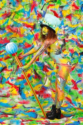 Das World Bodypaiting Festival 2020 fand aufgrund der Corona-Pandemie online statt. Unter dem vorgegebenen Motto Psychedelic Circus verwandelte BodyArt-Künstler Jörg Düsterwald sein Model Lena in einen psychedelischen Mad Hatter. Hameln, 10.07.2020