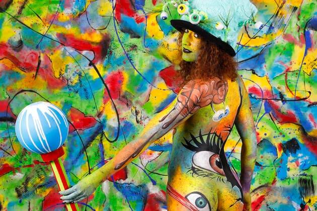 Das World Bodypaiting Festival 2020 fand aufgrund der Corona-Pandemie online statt. Unter dem vorgegebenen Motto Psychedelic Circus verwandelte BodyArt-Künstler Jörg Düsterwald sein Model Lena in einen psychedelischen Mad Hatter. Hameln, 10.07.2020