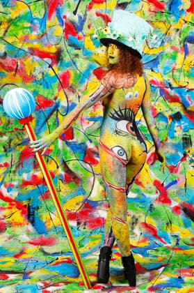 Das World Bodypaiting Festival 2020 fand aufgrund der Corona-Pandemie online statt. Unter dem vorgegebenen Motto Psychedelic Circus verwandelte BodyArt-Künstler Jörg Düsterwald sein Model Lena in einen psychedelischen Mad Hatter. Hameln, 10.07.2020