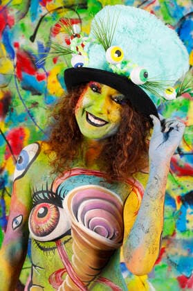 Das World Bodypaiting Festival 2020 fand aufgrund der Corona-Pandemie online statt. Unter dem vorgegebenen Motto Psychedelic Circus verwandelte BodyArt-Künstler Jörg Düsterwald sein Model Lena in einen psychedelischen Mad Hatter. Hameln, 10.07.2020
