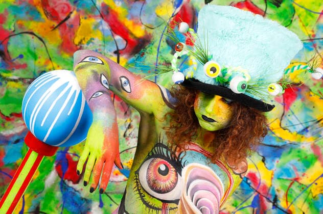 Das World Bodypaiting Festival 2020 fand aufgrund der Corona-Pandemie online statt. Unter dem vorgegebenen Motto Psychedelic Circus verwandelte BodyArt-Künstler Jörg Düsterwald sein Model Lena in einen psychedelischen Mad Hatter. Hameln, 10.07.2020