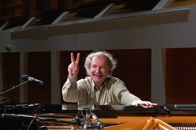 Bilder des Jahres 2020, Entertainment 07 Juli Entertainment Themen der Woche KW28 Entertainment Bilder des Tages Gesprächskonzert mit dem Pianisten Stefan Mickisch Tonarten u. Sternzeichen bei Beethoven und Wagner , im Rahmen der Salzkammergut Festwochen Gmunden 2020 im Kongresszentrum Toscana, in Gmunden, am 11.07.20. Das Bild zeigt ein Portrait des Pianisten, Klaviervirtuosen, Wagnerexperten und Musikwissenschaftler Stefan Mickisch, vor dem Konzertflügel, während der Proben zum Konzert 2020 - Gesprächskonzert mit dem Pianisten Stefan Mickisch Tonarten u. Sternzeichen bei Beethoven und Wagner , im Rahmen der Salzkammergut Festwochen Gmunden 2020 im Kongresszentrum Toscana in Gmunden, am 11.07.20. *** Conversation concert with the pianist Stefan Mickisch Tones and signs of the zodiac with Beethoven and Wagner, as part of the Salzkammergut Fest
