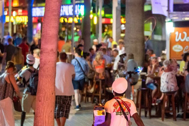 Während der Corona-Pandemie und nach dem Lockdown konzentriert sich das Nachtleben an der Playa de Palma auf der Insel Mallorca auf die so genannte Bierstraße -Sicherheitsabstände werden offenkundig nicht durchgängig eingehalten, Masken als Mund-Nase-Schutz werden kaum getragen - zwei Tage vor der Einführung der verschärften Maskenpflicht auf den balearischen Inseln;Während der Corona-Pandemie und nach dem Lockdown konzentriert sich das Nachtleben an der Playa de Palma auf der Insel Mallorca auf die so genannte Bierstraße -Sicherheitsabstände werden offenkundig nicht durchgängig eingehalten, Masken als Mund-Nase-, Mallorca Belearen Spanien Playa de Palma