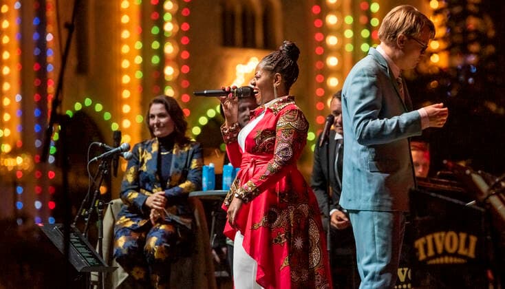 Sommer Jazz 2020 paa Plaenen i Tivoli loerdag den 11. juli 2020 med Kaya Brüel og Michael Caroee og Tivolis Big Band samt gaester Mads Mathias og Miriam Mandipira (billedet) . Sommer Jazz 2020, afvikles som erstatning for Copenhagen Jazz Festival, der er aflyst paa grund af Coronakrisen Covid-19. , Copenhagen  Copyright: TorbenxChristensen TorbenxChristensenx COP201 spdk20200712-015037-L