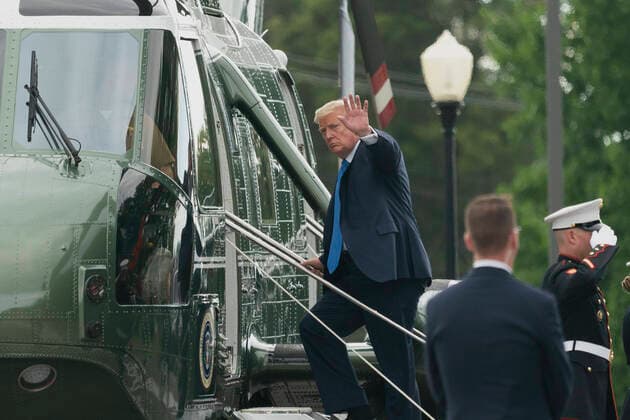 USA, Präsident Trump besucht Walter-Reed-Militärkrankenhaus in Bethesda July 11, 2020, Bethesda, Maryland, USA: United States President Donald J. Trump waves as he departs from Walter Reed National Military Medical Center in Bethesda, Maryland after visiting with wounded military members and front line coronavirus healthcare workers on Saturday, July 11, 2020 Bethesda USA - ZUMAs152 20200711_zaa_s152_050 Copyright: xChrisxKleponisx