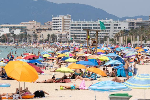 Der Strand an der Playa de Palma ist deutlich gefüllter als in den Tagen zuvor offenbar reisen aktuell wieder mehr deutsche Urlauber nach Mallorca Mallorca einen Tag vor Einführung einer verschärften Maskenpflicht -;Der Strand an der Playa de Palma ist deutlich gefüllter als in den Tagen zuvor offenbar reisen aktuell wieder mehr deutsche Urlauber nach Mallorca Mallorca einen Tag vor Einführung einer verschärften Maskenpflicht -, Mallorca Belearen Spanien Playa de Palma