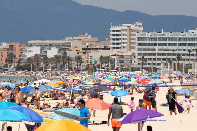 Der Strand an der Playa de Palma ist deutlich gefüllter als in den Tagen zuvor offenbar reisen aktuell wieder mehr deutsche Urlauber nach Mallorca Mallorca einen Tag vor Einführung einer verschärften Maskenpflicht -;Der Strand an der Playa de Palma ist deutlich gefüllter als in den Tagen zuvor offenbar reisen aktuell wieder mehr deutsche Urlauber nach Mallorca Mallorca einen Tag vor Einführung einer verschärften Maskenpflicht -, Mallorca Belearen Spanien Playa de Palma