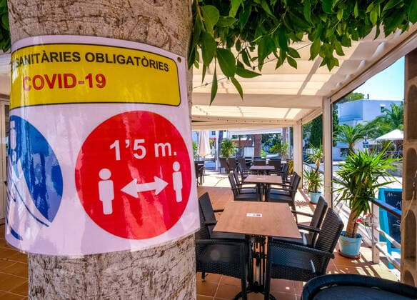 Hinweis auf die kommende allgemeine Maskenpflicht und leere Tische und geschlossene Geschäfte im ehemals gut besuchten Ferienort Cala d Or an der Süd-Ostküste von Mallorca. Die kommende allgemeine Maskenpflicht führt zu weiteren Buchungsstornierungen in der Hauptferienzeit. Santanyi, Europa, Balearische Inseln, Spanien !ACHTUNGxMINDESTHONORARx60xEURO!