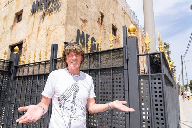 Bilder des Jahres 2020, Entertainment 07 Juli Entertainment Themen der Woche KW28 News Bilder des Tages Mickie Krause - Fotoshooting in Playa de Palma während der Corona-Pandemie - alle Auftritte Mickie Krauses im Megapark wurden Corona-bedingt für die Saison 2020 abgesagt - Mickie Krause vor dem Eingang zum geschlossenen Megapark mit Logo;Mickie Krause - Fotoshooting in Playa de Palma während der Corona-Pandemie - alle Auftritte Mickie Krauses im Megapark wurden Corona-bedingt für die Saison 2020 abgesagt -, Mallorca Balearische Inseln Spanien Playa de Palma *** Mickie Krause photoshooting in Playa de Palma during the Corona pandemic all performances Mickie Krause in the megapark were cancelled Corona conditionally for the season 2020 Mickie Krause in front of the entrance to the closed megapark with logo Mickie Krause photoshooting in P