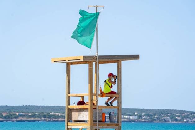 Rettungsschwimmer am Strand in Playa de Palma auf der Insel Mallorca - Balearische Inseln - Lifeguard - mit Mund-Nase-Schutz - ein Tag vor Einführung der verschärften Maskenpflicht;Rettungsschwimmer am Strand in Playa de Palma auf der Insel Mallorca - Balearische Inseln - Lifeguard - mit Mund-Nase-Schutz - ein Tag vor Einführung der verschärften Maskenpflicht, Mallorca Belearen Spanien Playa de Palma *** Lifeguard on the beach in Playa de Palma on the island of Mallorca Balearic Islands Lifeguard with mouth nose protection one day before the introduction of the increased mask duty Lifeguard on the beach in Playa de Palma on the island of Mallorca Balearic Islands Lifeguard with mouth nose protection one day before the introduction of th